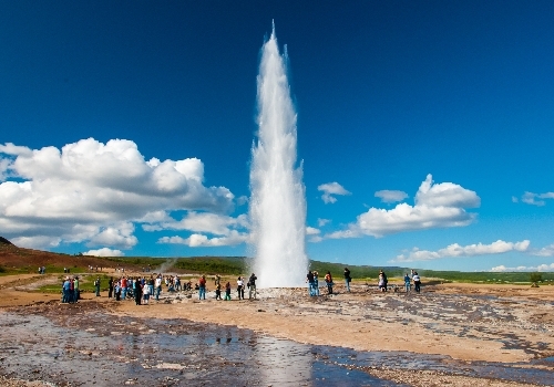 10/02 雷克雅未克→黃金圈之旅(辛格維利爾國家公園+蓋歇爾間歇泉+黃金瀑布) →Kerið 火山口湖
