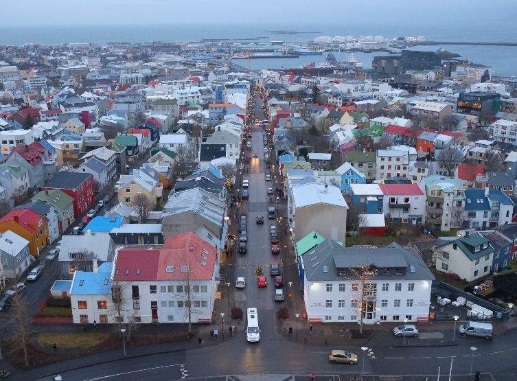 10/09 火山地心探險→雷克雅維克市區觀光→冰島游泳館(體驗冰島游泳池文 化)